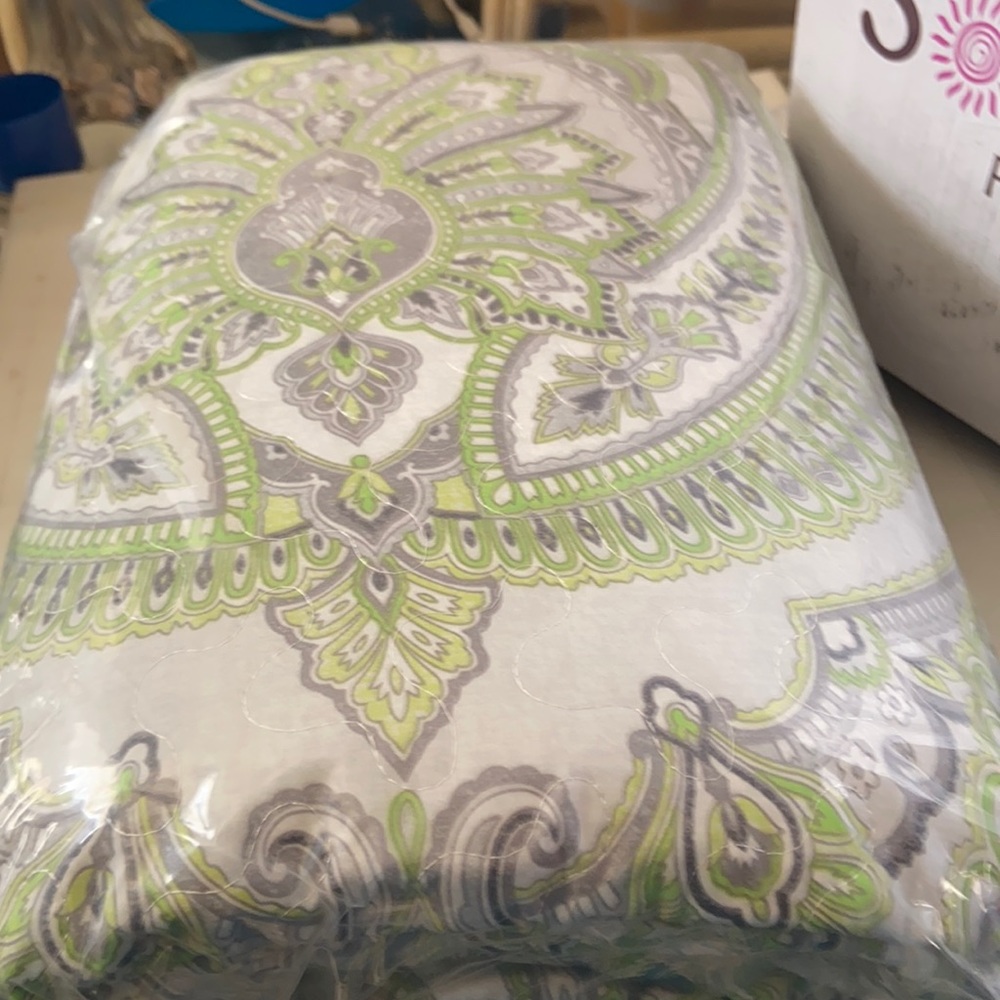 South Shore linens full/queen quilt set